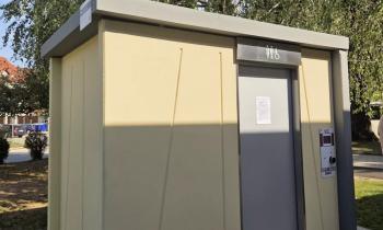 Kočevje prehitelo Ljubljano, odprli samočistilne javne sanitarije, uporaba stane...