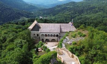 Prenovljeni grad Kostel zaživel v novi podobi, za njim pestra...