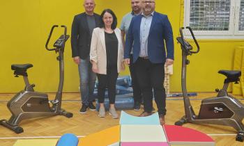 Lions klub Kočevje OŠ Ljuba Šercerja doniral športno opremo