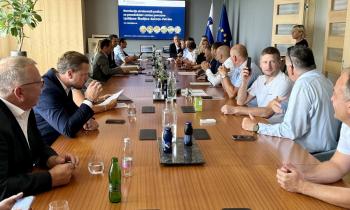 Pomemben korak za 3.a razvojno os: minister Vrtovec in enajst občin podpisale...