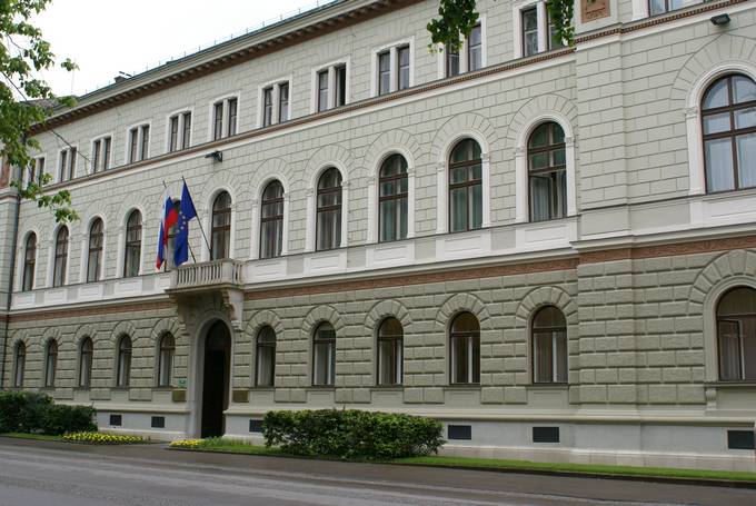 Podpis pogodbe za ureditev krožnega križišča in ceste pri ZD...