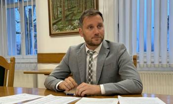 Trava ne raste več, zaloge krme kopnijo: Župan zahteva vključitev Kočevja med...