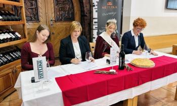 Metlika: Podpisana sponzorska pogodba s kraljico metliške...