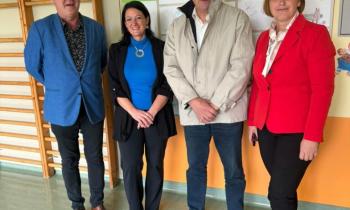 Maja Kocjan in predstavnik ministrstva na obisku v Metliki: ogled vrtca...