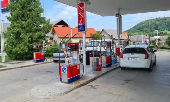 Na bencinskem servisu na Vinici prišlo do napada z nožem