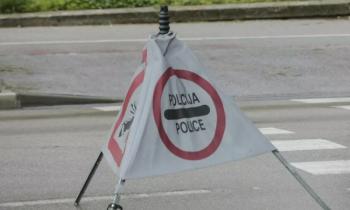 Huda nesreča pri Dolenji vasi, cesta bo dlje časa zaprta