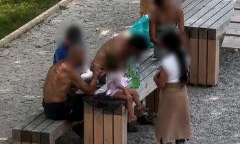 Sredi dneva na otroškem igrišču: moški užival neznano snov, poleg tudi...